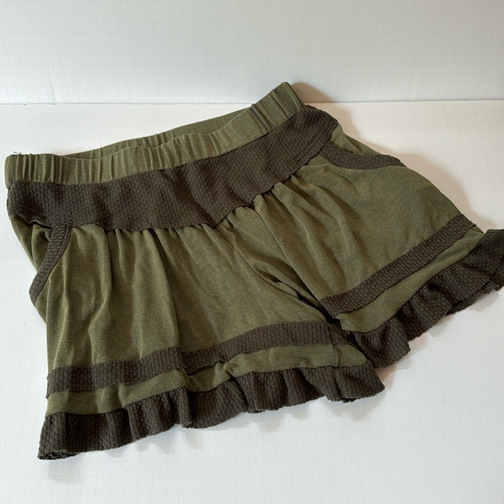 POL Shorts Army Green Stretch Knit & Waffle Knit Trim Flutter Hem & Pockets